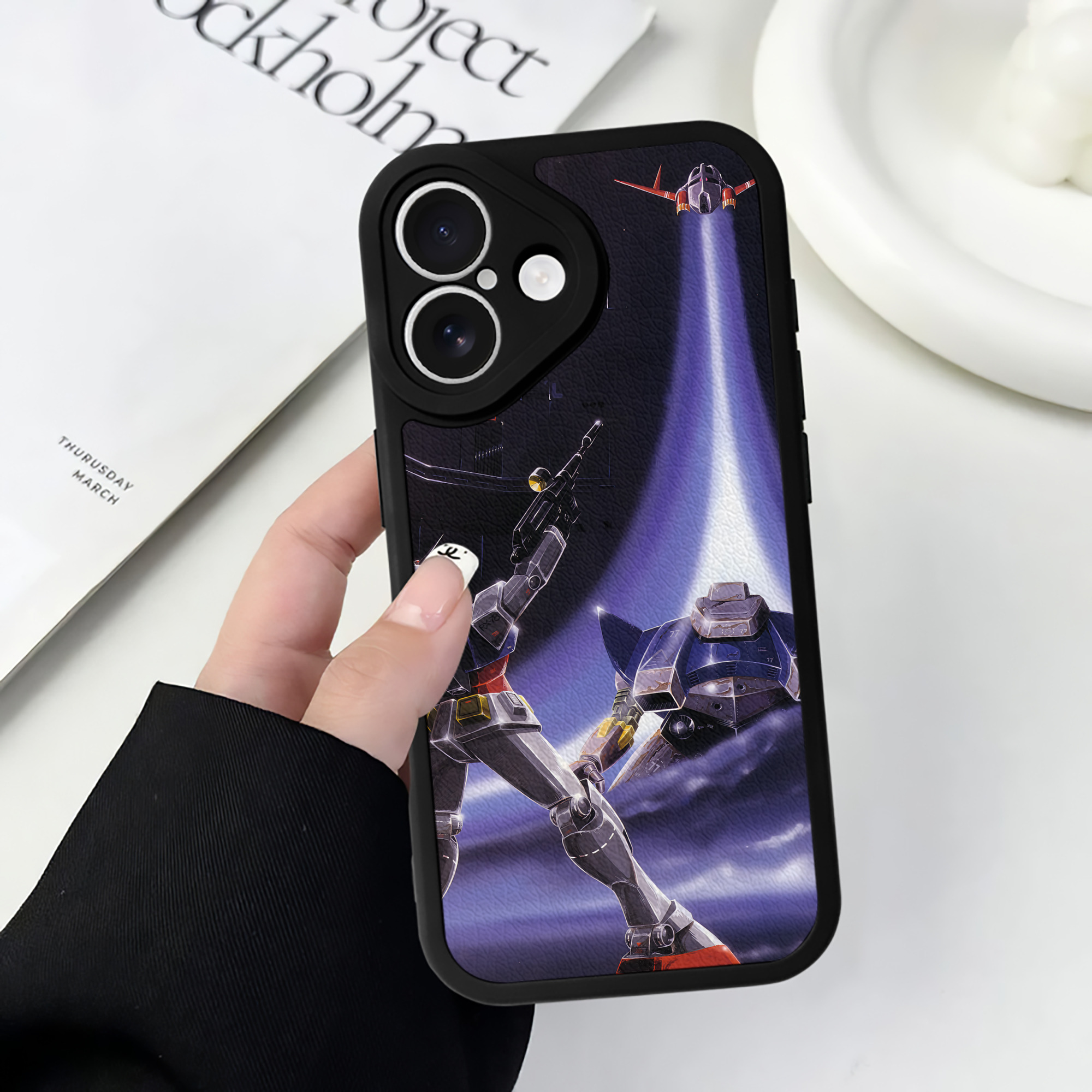 （画像用） 機動戦士ガンダム Mobile Suit Gundam 【iPhone 16シリーズ対応】シリコンスマホケース（レザー調） 材質：シリコン